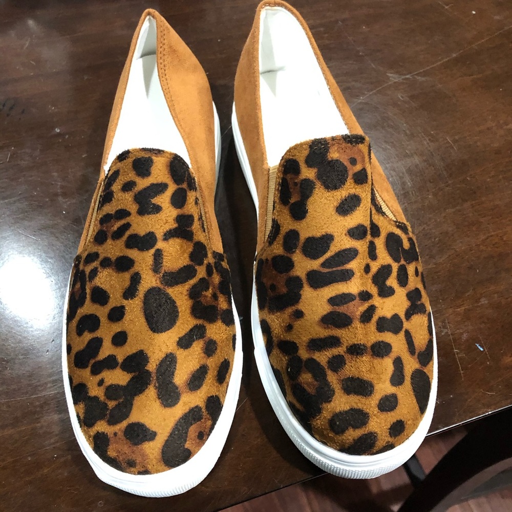 Ladies Sz 8 Leopard print tennis shoes